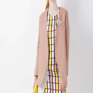 Kristall Krone Brosche Detailansicht, elegante Strass Anstecknadel für Damen Mode Outfits.