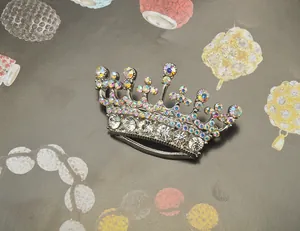 Detailaufnahme der Strass-Krone Brosche, elegante Kristall-Metall Korsagen-Nadel für Damen.