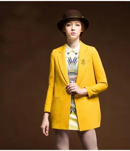 Veste de blazer jaune pour femme avec une jolie broche sapin de noël et robe imprimée.