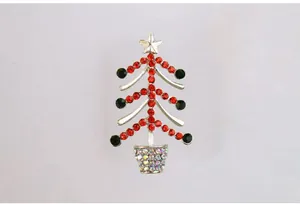Gros plan d'une broche sapin de Noël étincelante ornée de strass rouges et verts pour fêtes.