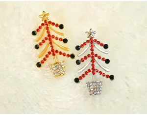 Gros plan détaillé de broches sapin de noël scintillantes avec strass colorés et cristaux.