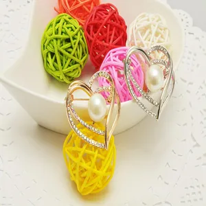 Detailed view of exquisite zinc alloy heart brooch featuring pearl and sparkling rhinestones.