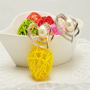 Elegant heart-shaped pearl rhinestone brooch alloy fashion jewelry accessory for women daily wear