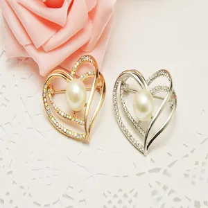 Elegant zinc alloy rhinestone heart pearl brooch Korean fashion corsage accessory for women.