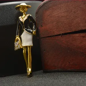 Vintage goldfarbene Legierung Damen Brosche, elegantes schwarz-weißes Kostüm Design Kristalle.