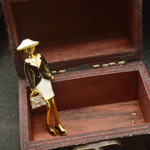 Detailansicht einer Vintage-Frauenfigur-Brosche aus Legierung mit funkelnden Strasssteinen.