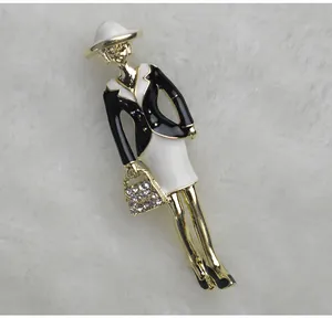 Detailaufnahme der eleganten schwarz-weißen Damenbrosche, Strass-Anstecknadel aus Metall.