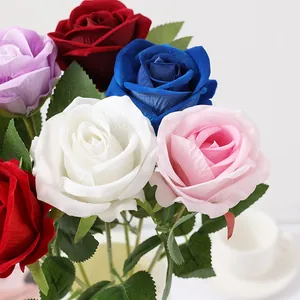 Primo piano dettagliato di un bouquet di rose artificiali in velluto con petali realistici.