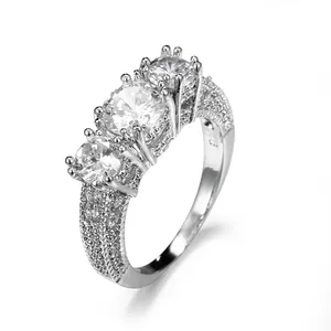 Versilberter Ring mit drei Zirkonia Steinen glänzender Zirkon Trauring als Geschenk