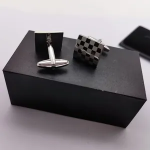Heren vierkante manchetknoppen met schaakbordpatroon, stijlvolle Franse retro overhemdaccessoires.