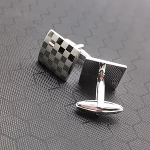 Elegante vierkante manchetknopen voor heren met gelaserde ruitjes motief detail.