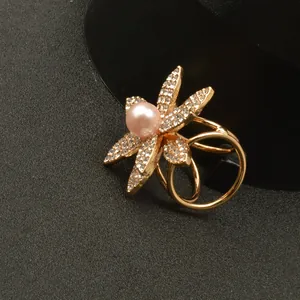 Elegante anillo de bufanda con flor de strass dorado y práctico clip para chal con perla.
