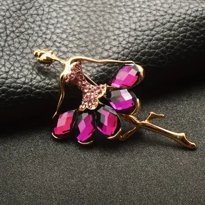Detailaufnahme der glitzernden Strass Ballerina Brosche, eleganter Kristall Pin Damen.