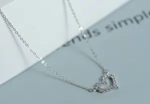Detailopname van een minimalistische 925 sterling zilveren hartjesketting met zirkonia