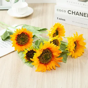 Bouquet de tournesols artificiels vue détaillée, fleurs en soie pour la décoration de la maison.