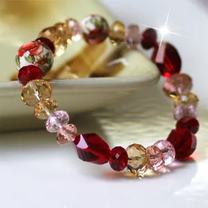 Detalle de la pulsera de cuentas de cristal y cerámica con abalorios facetados.