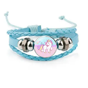 Vista detallada de pulsera de cuero trenzado azul claro con lindo dije de unicornio