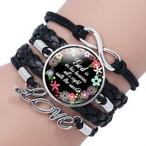 Pulsera de cuero trenzado hecha a mano con cabujón de cristal y una cita inspiradora
