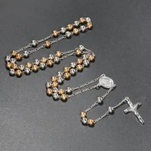 Collar de rosario católico con cuentas bicolor en oro y plata y colgante crucifijo