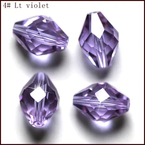 Primer plano detallado de cuentas de cristal facetadas en rombo violeta claro para bisuteria.