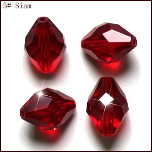Primer plano detallado de cuentas de cristal biconas rojo oscuro con facetas precisas.
