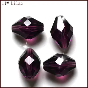 Primer plano de cuentas de cristal morado facetado, forma rombo detalle joya brillante.