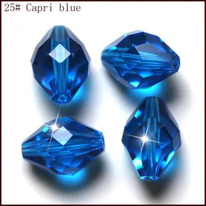 Primer plano de cuentas de cristal romboidales azules facetadas, ideales para bisutería DIY.