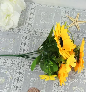 Vue détaillée d'un bouquet de tournesols artificiels à 7 branches pour la décoration rustique.