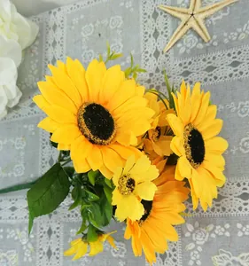 Gros plan détaillé d'un bouquet de tournesols artificiels aux têtes de fleurs jaunes vibrantes.