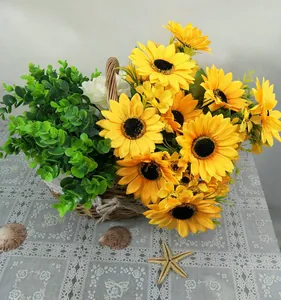 Bouquet de tournesols artificiels en panier, décoration florale style champêtre maison.