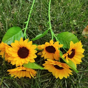 Vue détaillée de tournesol artificiel, têtes de fleurs jaunes vibrantes avec feuilles.