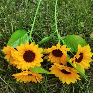 Détail de tournesol artificiel, décoration florale fausse jaune vibrante pour la maison.