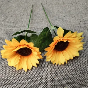 Tournesol artificiel vue de détail, décoration florale réaliste pour style champêtre chic.