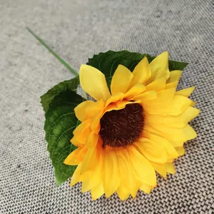 Faux tournesol tige unique vue détail, fleur en tissu réaliste pour la décoration maison.