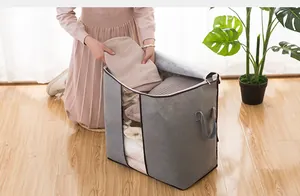 Vue détaillée d'un grand sac de rangement gris en tissu non tissé avec fenêtre transparente.