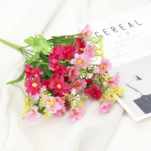 Dettaglio bouquet di piccoli fiori di margherita artificiali, decorazione floreale.