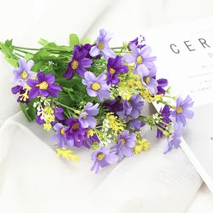 Fiori artificiali di piccole margherite in plastica bouquet viola per decorazione casa.