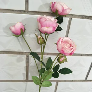 Nahaufnahme Detail eines künstlichen rosa Rosenblütenzweigs mit realistischen grünen Blättern.