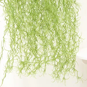 Plantas artificiales colgantes musgo español enredadera verde detalle decoración.