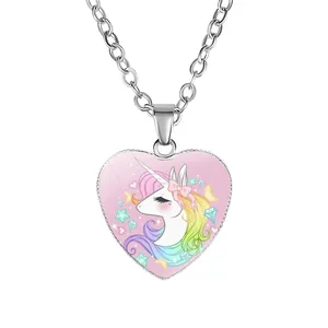 Colgante de corazón plateado con ilustración de unicornio arcoíris
