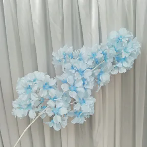 Detail van kunstkersenbloesemtak, lichtblauwe neobloemen voor huwelijksdecoratie en huis.