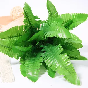 Primo piano dettagliato di foglie di felce artificiali, fogliame verde per arredare.