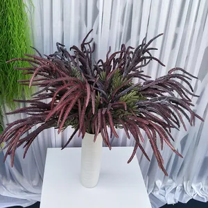 Nahaufnahme von künstlichen Astilbe Wisteria Frucht Blumen in weißer Vase für Hochzeit.
