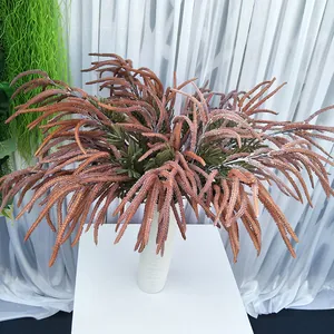 Detailansicht eines künstlichen Blumenarrangements mit braunen Zweigen und weißer Vase.