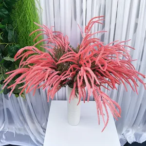 Detailansicht eines künstlichen Astilben-Blumenzweigs in Rosa für Hochzeit und Heimdekoration.