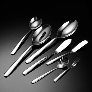 Set di posate eleganti in acciaio inossidabile con coltelli, forchette e cucchiai.