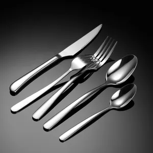 Set di posate in acciaio inossidabile elegante con coltello da bistecca, forchette e cucchiai.