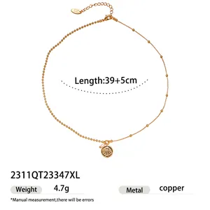 Collier ras du cou en cuivre plaqué or avec pendentif coquillage et perles délicates.