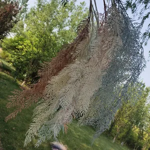 Vista detallada de guirlanda colgante de agujas de pino artificiales escarchadas para bodas.