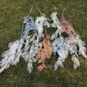Rama de helecho decorativa para colgar en la pared con agujas de pino artificiales para bodas.